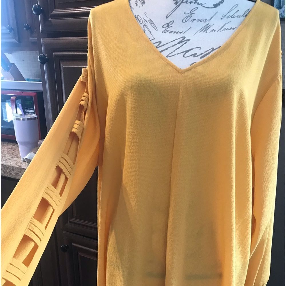 NWT Avenue size 26/28 yellow blouse with cut out sleeve - Picture 2 of 12